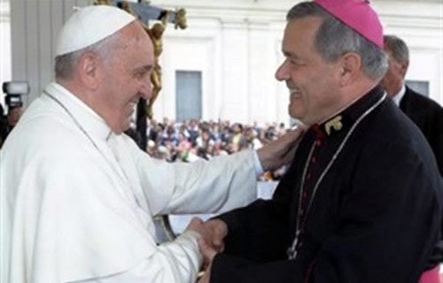 Columna de El País califica como «un paso en falso» la defensa que hizo el Papa Francisco al obispo Juan Barros Columna de El País califica como