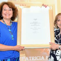 Periodista Patricia Politzer recibe premio Lenka Franulic