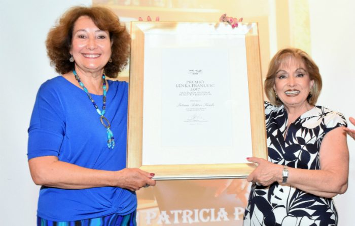 Periodista Patricia Politzer recibe premio Lenka Franulic Periodista Patricia Politzer recibe premio Lenka Franulic