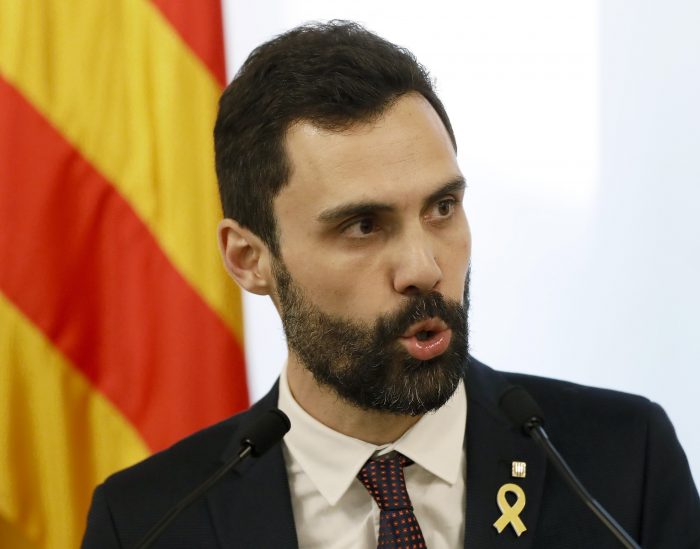 Parlamento catalán aplaza el debate de investidura del presidente regional Parlamento catalán aplaza el debate de investidura del presidente regional