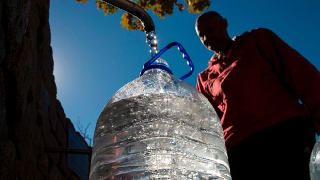 «Día cero»: 4 claves para entender por qué Ciudad del Cabo puede ser la primera gran ciudad del mundo en quedarse sin agua