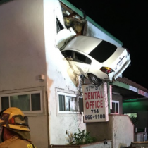 [VIDEO] Insólito: auto queda incrustado en un segundo piso en Estados Unidos