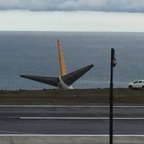 [VIDEO] Avión se pasa de pista de aterrizaje y queda a centímetros de caer al agua