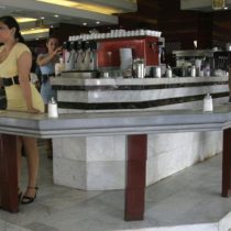 «Vendemos una ilusión»: cómo son y por qué se mantienen vigentes los legendarios café con piernas de Santiago de Chile