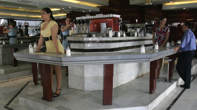 «Vendemos una ilusión»: cómo son y por qué se mantienen vigentes los legendarios café con piernas de Santiago de Chile «Vendemos una ilusión»: cómo son y por qué se mantienen vigentes los legendarios café con piernas de Santiago de Chile
