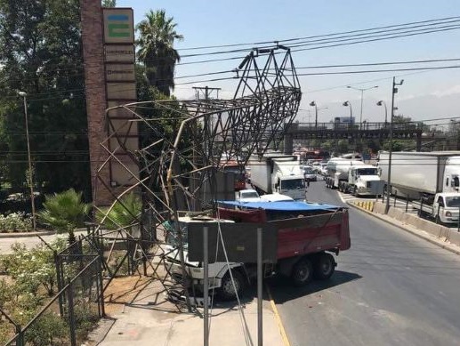 Corte eléctrico afecta a varias comunas de Santiago: camión chocó con torre de alta tensión en sector El Cortijo Corte eléctrico afecta a varias comunas de Santiago: camión chocó con torre de alta tensión en sector El Cortijo