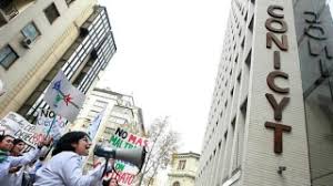 Por presión de los científicos, CONICYT da marcha atrás con polémica medida en becas de doctorado Por presión de los científicos, CONICYT da marcha atrás con polémica medida en becas de doctorado