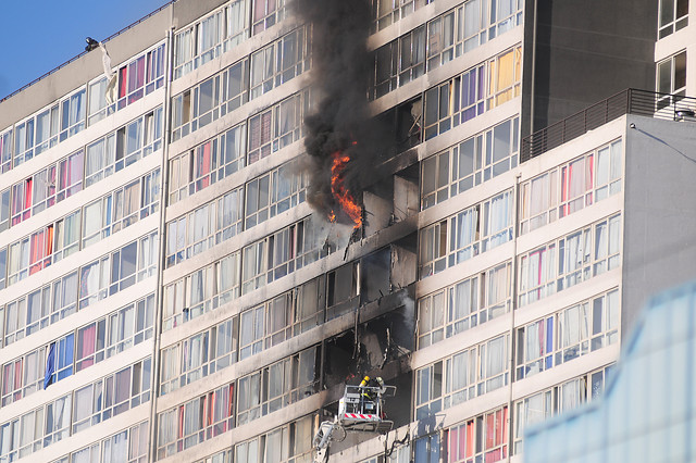 Incendio afecta a tres pisos de edificio en Santiago Centro Incendio afecta a tres pisos de edificio en Santiago Centro