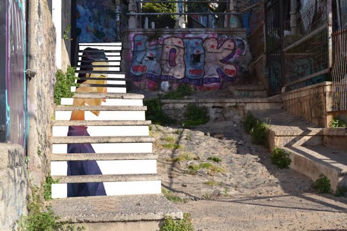 Mundo al revés: mujer es multada por limpiar escalera de turístico sector en Valparaíso «a una hora que no corresponde» Mundo al revés: mujer es multada por limpiar escalera de turístico sector en Valparaíso