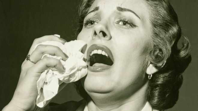 Por qué casi no estornudamos mientras dormimos y otros 4 datos curiosos sobre los estornudos