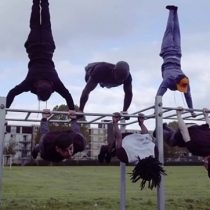 [VIDEO] El inspirador gimnasio callejero construido con cuchillos decomisados por la policía en Londres