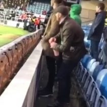 [VIDEO] Indignación en Inglaterra luego de que un hincha orinara la botella de agua del portero rival