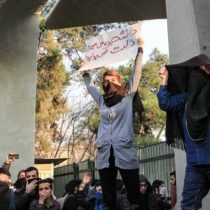Sorprendentes e impredecibles: qué tienen de diferente las actuales protestas en Irán que ya han dejado 22 muertos