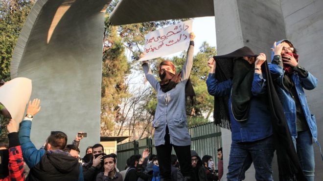 Sorprendentes e impredecibles: qué tienen de diferente las actuales protestas en Irán que ya han dejado 22 muertos Sorprendentes e impredecibles: qué tienen de diferente las actuales protestas en Irán que ya han dejado 22 muertos