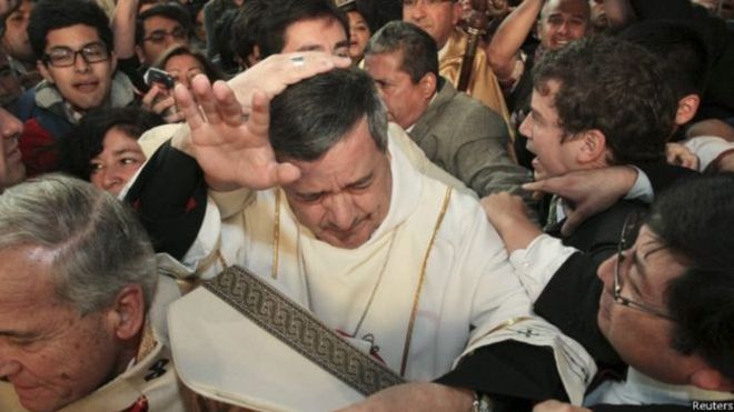 Quién es Juan Barros, el controvertido obispo cuya presencia encendió la ira de las víctimas de abuso sexual durante la visita del Papa Francisco Quién es Juan Barros, el controvertido obispo cuya presencia encendió la ira de las víctimas de abuso sexual durante la visita del Papa Francisco