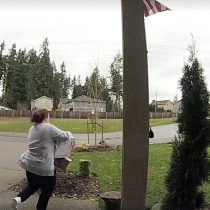 [VIDEO] Hoy en karma: una mujer se daña el tobillo tras robar encomiendas que dejan en las puertas de la casas