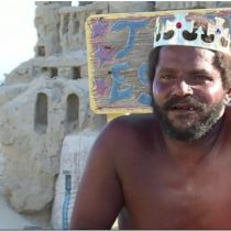 [VIDEO] El hombre que lleva 22 años viviendo en un castillo de arena en una playa de Río de Janeiro