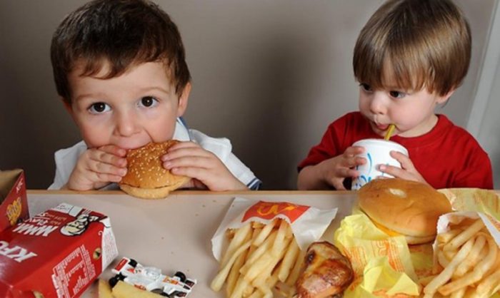 ¿Es bueno prohibir publicidad de comida chatarra para niños? Nutricionistas reafirman la importancia de próxima medida de la Ley de Etiquetado ¿Es bueno prohibir publicidad de comida chatarra para niños? Nutricionistas reafirman la importancia de próxima medida de la Ley de Etiquetado