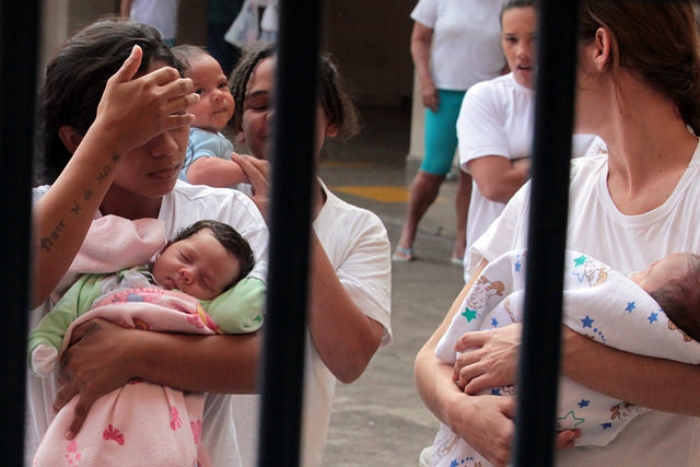 Presentan proyecto que rebaja penas de mujeres condenadas con hijos menores de 14 años Presentan proyecto que rebaja penas de mujeres condenadas con hijos menores de 14 años