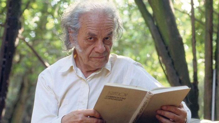 Nicanor Parra: entre la tradición y la sátira Nicanor Parra: entre la tradición y la sátira