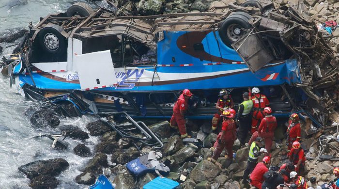 Al menos 25 muertos tras caída de autobús a acantilado en el norte de Lima Al menos 25 muertos tras caída de autobús a acantilado en el norte de Lima