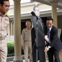 [VIDEO] El rechazo del Primer Ministro de Tailandia hacia los periodistas llega a un nuevo nivel: deja a réplica de cartón de sí mismo para que 