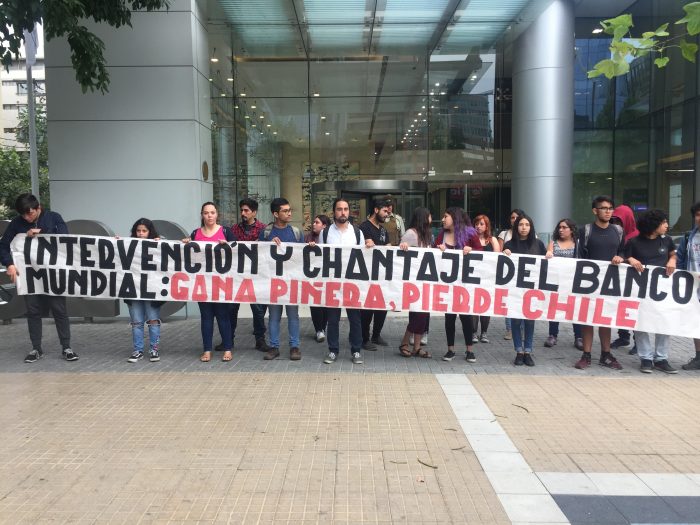 Protestan en frontis del Banco Mundial: «Al igual que en caso Exalmar, Piñera es el único beneficiado mientras la mayoría del país es perjudicado» Protestan en frontis del Banco Mundial: