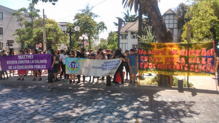 Profesores y estudiantes protestan frente a municipalidad de Providencia por despido de 69 docentes Profesores y estudiantes protestan frente a municipalidad de Providencia por despido de 69 docentes