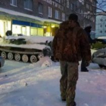[VIDEO] Buenos carretes: ruso ebrio se roba un tanque para ir a asaltar un supermercado y robar más vino