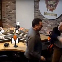 [VIDEO] Periodistas rusos se van a las manos tras encendido debate sobre Stalin