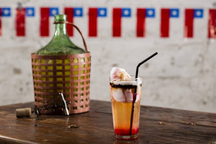 El primer libro de tragos chilenos compendia las recetas de los cócteles más tradicionales desde la Colonia hasta hoy El primer libro de tragos chilenos compendia las recetas de los cócteles más tradicionales desde la Colonia hasta hoy