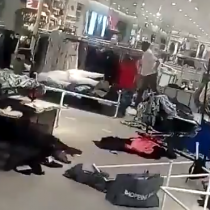 [VIDEO] Manifestantes sudafricanos destrozan tienda de ropa por publicidad racista