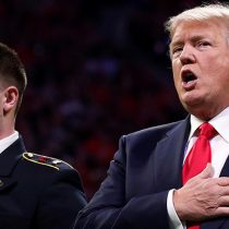 [VIDEO] Donald Trump sufre lapsus mental: olvida el himno de Estados Unidos que él mismo pidió respetar
