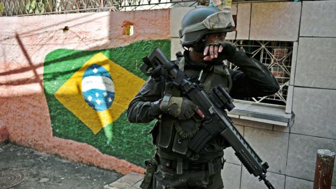 “No podemos seguir aceptando pasivamente la muerte de inocentes”: 4 claves tras la decisión de Michel Temer de militarizar la seguridad de Río de Janeiro