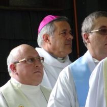 Tensión y división: así se viven las misas de Juan Barros, el polémico obispo acusado de encubrir los abusos sexuales