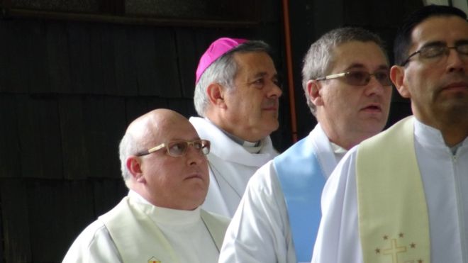 Tensión y división: así se viven las misas de Juan Barros, el polémico obispo acusado de encubrir los abusos sexuales Tensión y división: así se viven las misas de Juan Barros, el polémico obispo acusado de encubrir los abusos sexuales