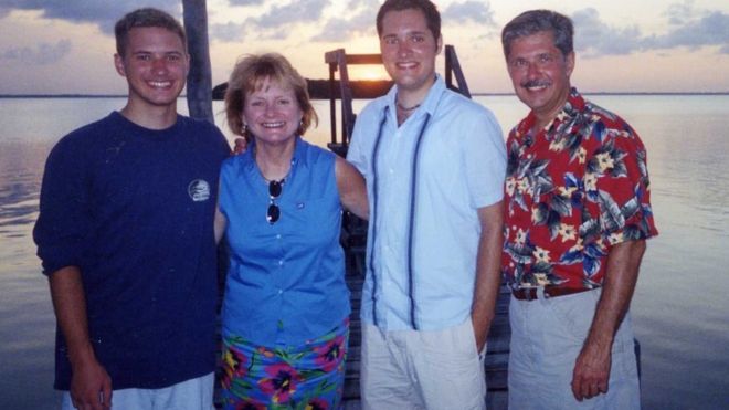 “Es el único miembro vivo de mi familia”: el padre que lucha para que no ejecuten en Texas a su hijo, condenado a muerte por el asesinato de su propia madre y su hermano