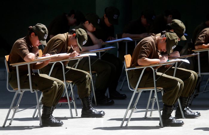 Lo que faltaba: intoxicación masiva en la Escuela de Formación de Carabineros lleva al hospital a 29 alumnos Lo que faltaba: intoxicación masiva en la Escuela de Formación de Carabineros lleva al hospital a 29 alumnos