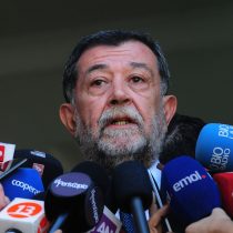 Aleuy aclara que no estaba informado de las vacaciones del general Villalobos y admite que se enteró por la prensa