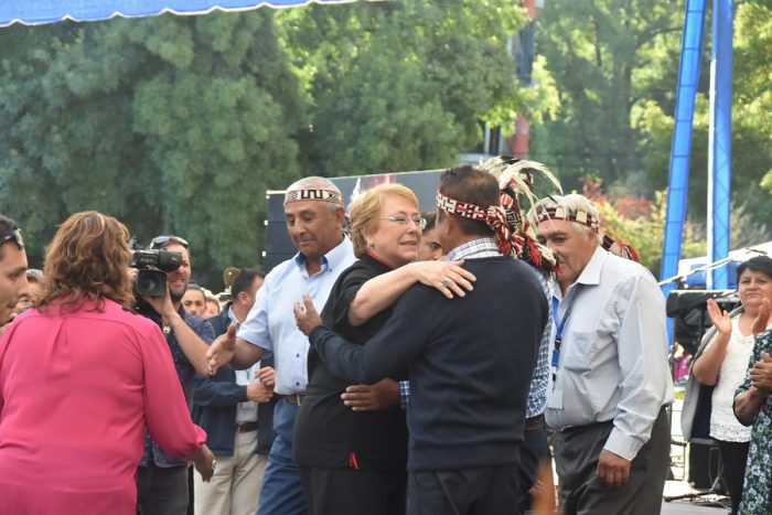 Bachelet vuelve a respaldar a Villalobos y pide «no sacar conclusiones» hasta el fin de la investigación sobre la Operación Huracán Bachelet vuelve a respaldar a Villalobos y pide