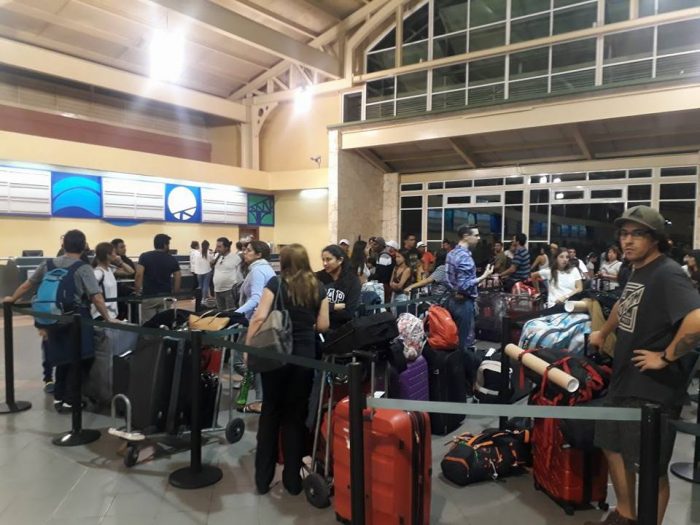 Llegan a Santiago pasajeros varados en República Dominicana por retraso en vuelo de LAW