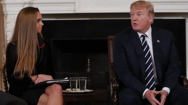Donald Trump sugiere armar a los maestros de EE.UU. para evitar los ataques como el tiroteo en una escuela de Florida Donald Trump sugiere armar a los maestros de EE.UU. para evitar los ataques como el tiroteo en una escuela de Florida