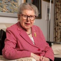 Por qué salí del armario a los 91 años: el testimonio de Barbara Hosking, la mujer que trabajó toda su vida en el centro del poder británico