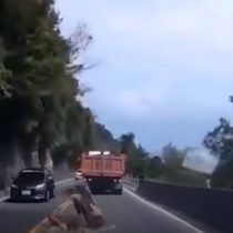 [VIDEO] Cámara del vehículo registra momento exacto en el que cae una roca sobre una concurrida vía