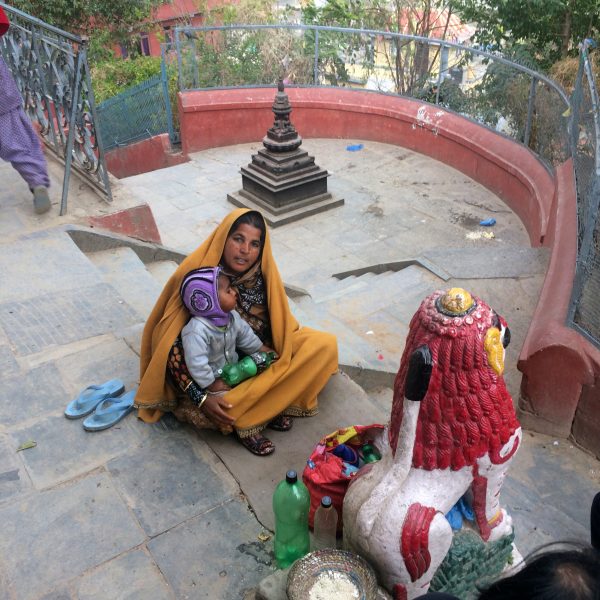 El documental sobre la exiliada chilena que durante una década ha intentado rescatar una niña de Nepal El documental sobre la exiliada chilena que durante una década ha intentado rescatar una niña de Nepal