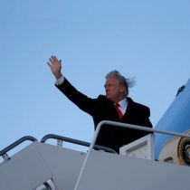[VIDEO] Viento le juega una mala pasada a Donald Trump al subirse a un avión