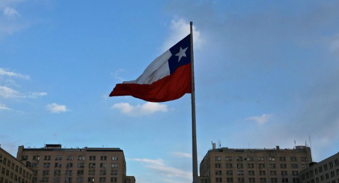 Senadores oficialistas firman proyecto que busca sancionar con multa o cárcel a quienes se «burlen» de los símbolos patrios Senadores oficialistas firman proyecto que busca sancionar con multa o cárcel a quienes se