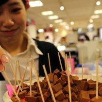 Las japonesas ya no quieren que las obliguen a regalar chocolate a los hombres en San Valentín