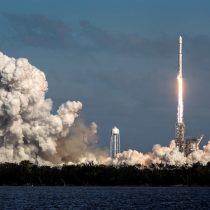 [VIDEO] Al ritmo de David Bowie: Falcon Heavy, el cohete más potente del mundo, inicia su primer vuelo