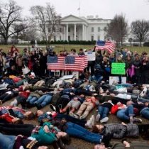 [VIDEO] Decenas de estudiantes se tumban ante Casa Blanca para pedir control de armas: 